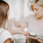 1Vrouw test huidverzorgingsproduct.